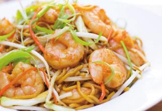 16 海鮮兩麵黃 Beef Chow Fun Shrimp Shanghai Lo Mein 可供素食 Vegetarian Available Seafood Pan Fried Noodles 飯類 RICE Vegetarian Available All Fried Rice Entrées comes with Peas,