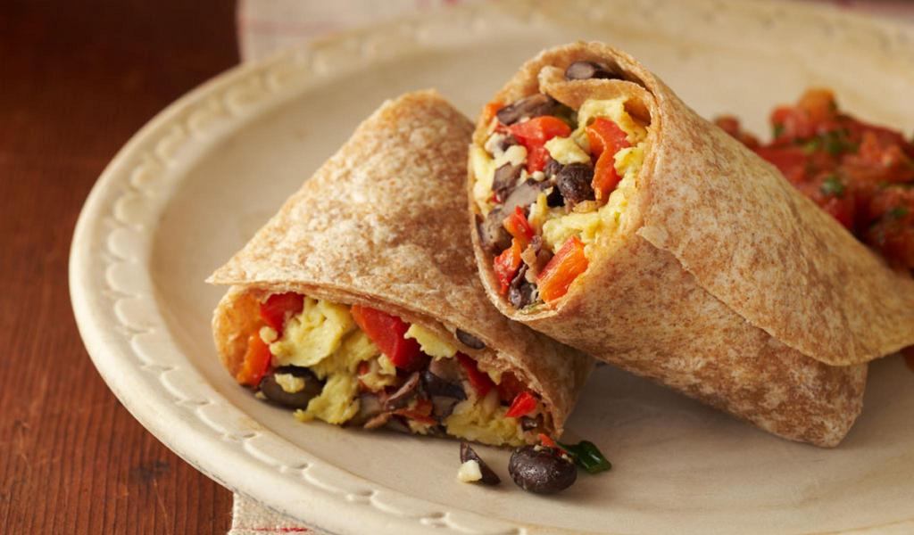 WEDNESDAY BREAKFAST BREAKFAST BURRITO 2 Wholewheat tortilla Eggs 3 Low fat cheese 40g Onion Tablespoon salsa Black beans 25g Coconut oil 10g - In a pan add beans, salsa and onion and heat gently for