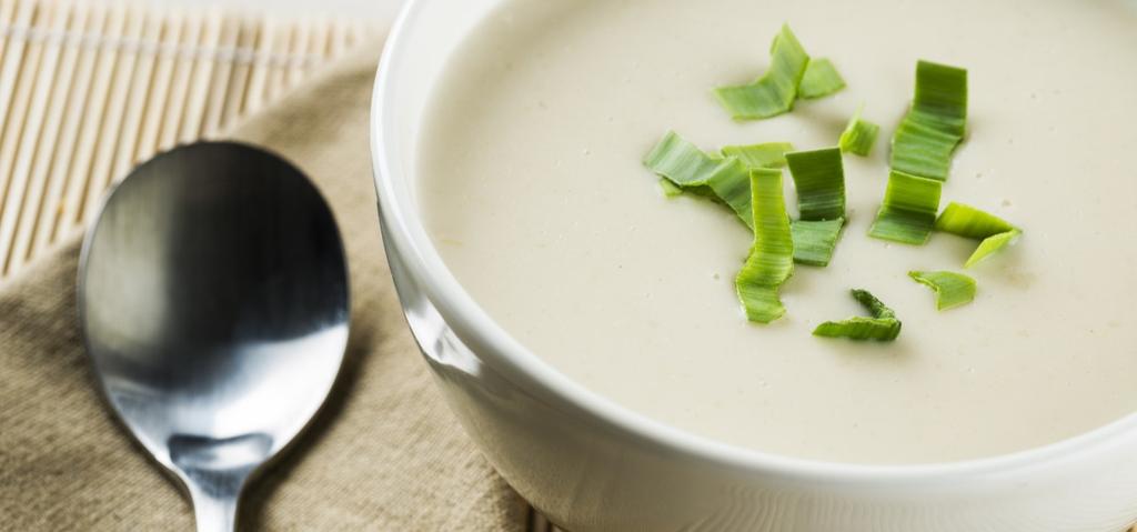 Potato Leek Soup 3 tbsp butter 4 leeks, white & light green parts only, roughly chopped 3 cloves garlic, chopped 2 pounds Yukon Gold potatoes, peel and chopped into 1 inch pieces chicken or vegetable