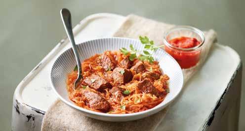 Goulash Cooking time: ca.12 minutes Total preparation time: ca. 40 minutes healty fast food fully automatic For 4 persons: 3 onions, 2 red bell peppers 500 g lean beef goulash, in small cubes, 2 tbsp.