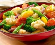 Honey-Ginger Shrimp and Vegetables 2 tablespoons olive oil 3 cloves garlic, minced 1/2 onion, chopped 1 1/2 teaspoons ground ginger 2 teaspoons red pepper flakes 1 red bell pepper, chopped