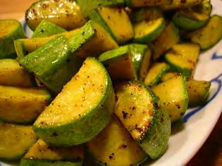 Zucchini with Cheese Serves: 6 Serving Size: ¾ cup 1 tablespoon of vegetable oil 1/2 cup onion, sliced 2 cloves minced or crushed fresh garlic (or 1/2 teaspoon garlic powder 4 cups zucchini, washed