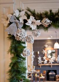 SETTLE IN FOR CHRISTMAS Enjoy a wonderfully warm welcome at the White Lion as you arrive to twinkling trees, roaring fires and the windows glowing.