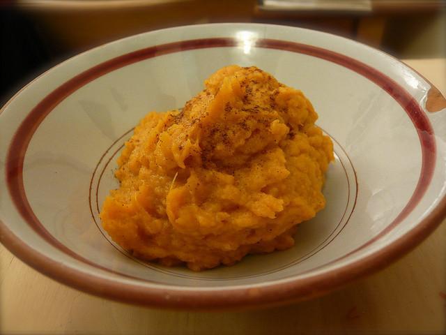 Mashed Sweet Potatoes with Onions and Garlic Serves: 4-6 Ingredients 3 sweet potatoes 1 large sweet onion, thinly sliced 8 whole garlic cloves ¼ cup olive oil Milk Salt, to taste Pepper, to taste