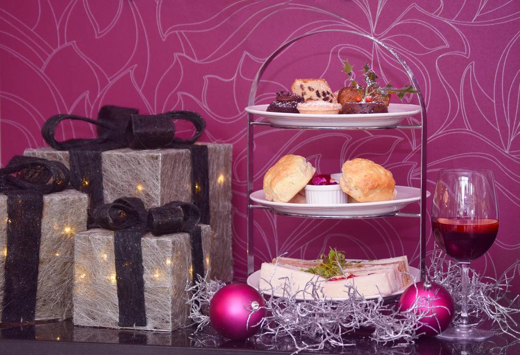 Private PARTIES Festive Your memorable celebration, created, curated and delivered with ﬂair. Enjoy a festive afternoon tea with colleagues, friends and family.