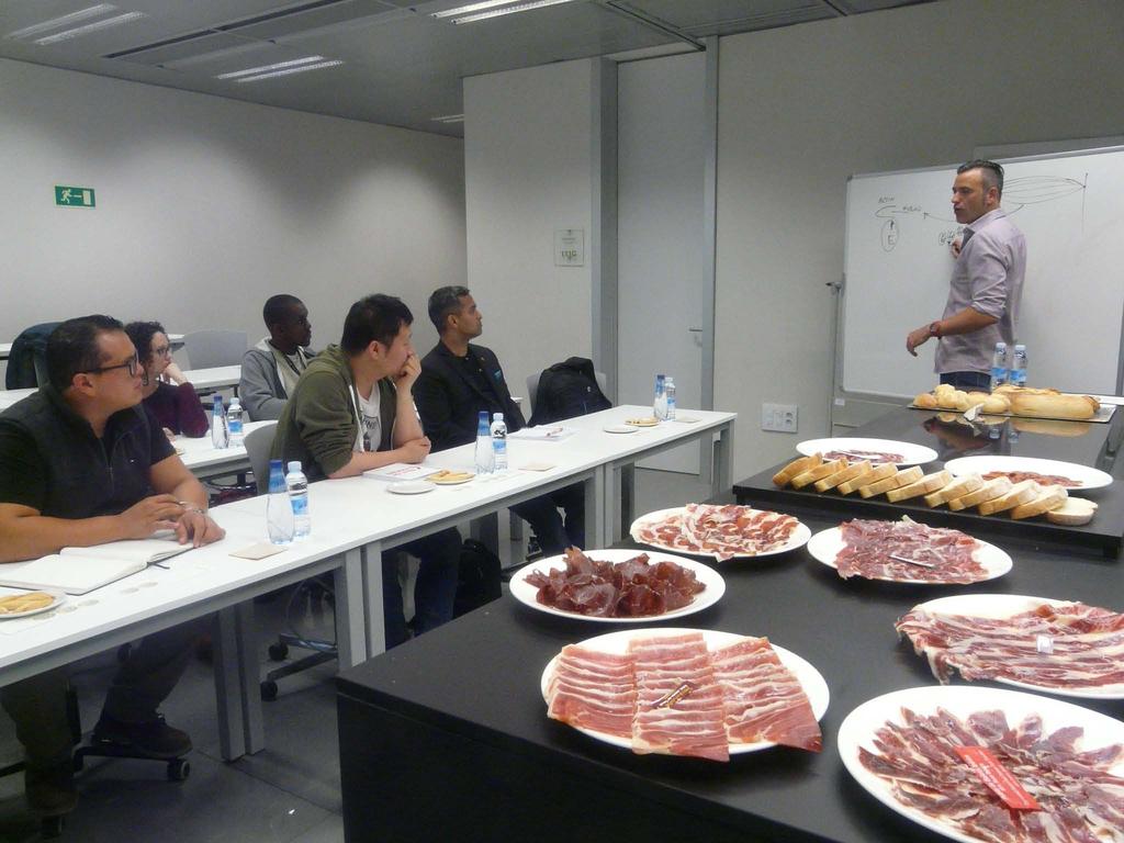 PARTICIPANT S PROFILE The Spanish Gastronomy Training Program aims to train highly competitive professionals from the Food & Beverage areas.