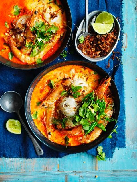 Prawn Laksa 20 large green prawns, body peeled, keeping tail and head intact 250g thin dried vermicelli noodles 2 tablespoons fried onion oil or vegetable oil ½ cup laksa paste 400ml can of coconut