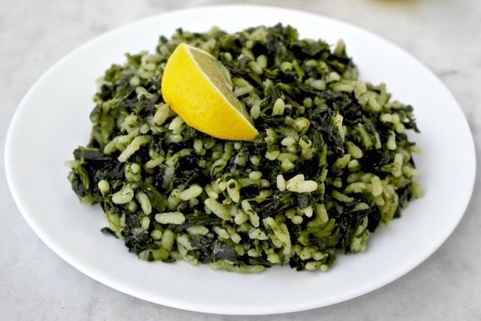 Spanakorizo (Spinach and Rice) 1 package of Spinach, rinsed and lightly chopped 1 medium sweet onion, chopped or 3-4 green onions 3 cloves of garlic, minced 1 package of dill, chopped (usually 2-3