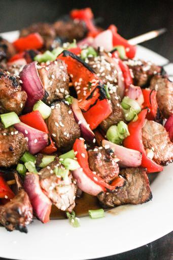 DAY 2 SMALLER HEALTHY PLAN-SESAME ASIAN STEAK SKEWERS M A I N D I S H Serves: 4 Prep Time: 1 Hour 15 Minutes Cook Time: 7 Minutes Calories: 483 Fat: 15.1 Carbohydrates: 10.4 Protein: 72.1 Fiber: 1.