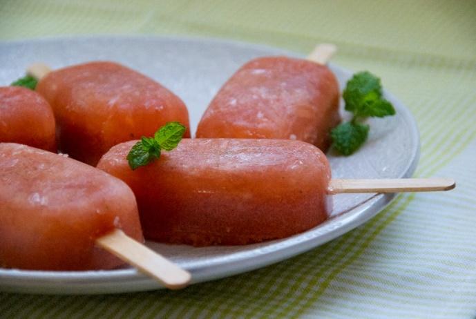 Pineapple and Watermelon Popsicles [Makes 6 popsicles] ½ pineapple, chopped ½ medium seedless watermelon, chopped juice