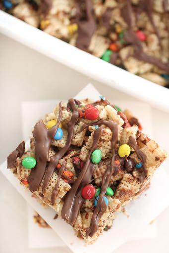SMALLER FAMILY- CHEWY CHEX BARS RECIPE D E S S E R T Serves: 4 Prep Time: 15 Minutes Cook Time: 3 Minutes 1/8 cup butter 1/2 (10 ounce) bag large marshmallows 4 cups Rice Chex cereal 1 cups of candy