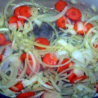 In a casserole dish, cook the onions, garlic and carrots in another tablespoon of oil.