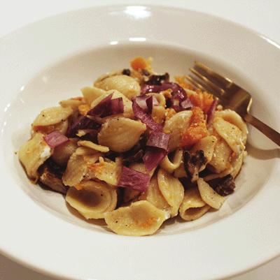 DINNERS ORRECHIETTE PASTA WITH MUSHROOMS, BUTTERNUT SQUASH & GOAT CHEESE Ingr edi ents 1 cup Orrechiette Pasta 1 cup Butternut Squash 1 ounce Crimini Mushrooms, sliced 1/4 Red Onion, sliced and