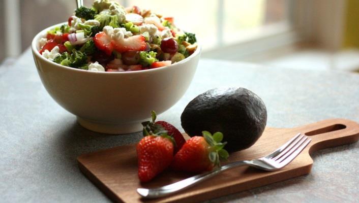 Strawberry Cashew Broccoli Salad 3 large heads of broccoli, chopped into florets (about 4 cups) 1 cup strawberries, chopped 1 cup red grapes, halved 3 celery stalks, diced 1/2 red onion, diced 1/2