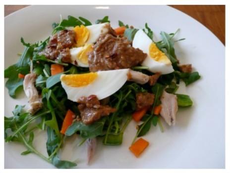 Chicken and Egg Salad with Almond Satay Sauce Salad 2 eggs, boiled, cut into quarters 1 chicken breast, steamed and shredded 2 cups rocket leaves 1 carrot, diced ½ green capsicum, diced Almond sauce
