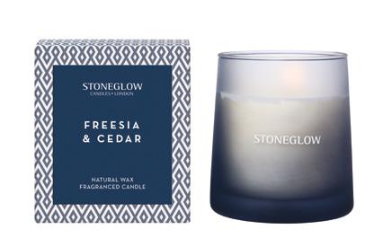 A soft vanilla, amber and musk base rounds off the fragrance. FREESIA & CEDAR Floral notes of freesia and jasmine combine with fruity accords of peach and pineapple.
