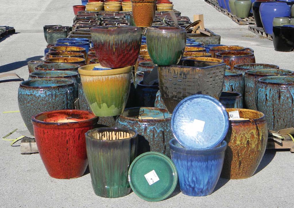 We also have new drip-glazed pottery in many colors.