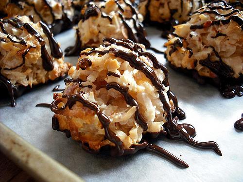 2. Macaroons 2 egg whites 180g sugar 1 teaspoon vanilla essence 80g desiccated coconut 50g chocolate 1. Preheat oven at 150⁰c. 2. Beat egg whites and sugar on a high speed to form soft peaks. 3.