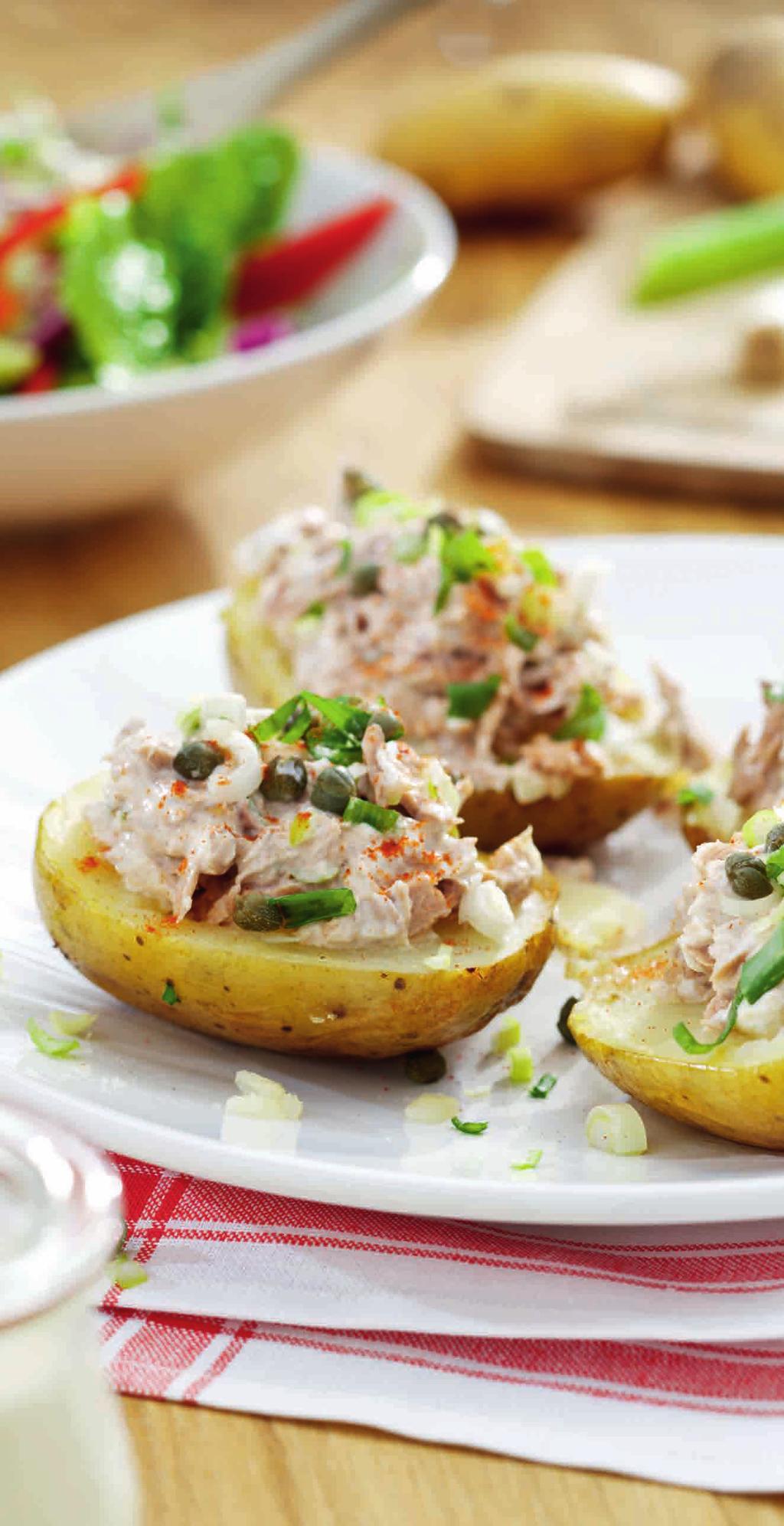 Rösti Roast Potatoes with Tuna Appetizer - 4 portions 10 minutes + 15 minutes airfryer 250 g waxy potatoes, peeled 1 tablespoon chives, finely chopped 1 tablespoon olive oil 2 tablespoons sour cream
