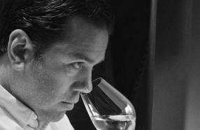 Philippe JAMESSE. Benefiting from his long experience of observing wines, he has designed this elegant line with sleek and refined curves, exclusively for Lehmann Glass.