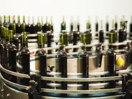 Resource efficiency in UK wine production 7 Image 2: Wine bottling line Packaging Typical packaging for wine is 75cl glass bottles, though other sizes are also available.