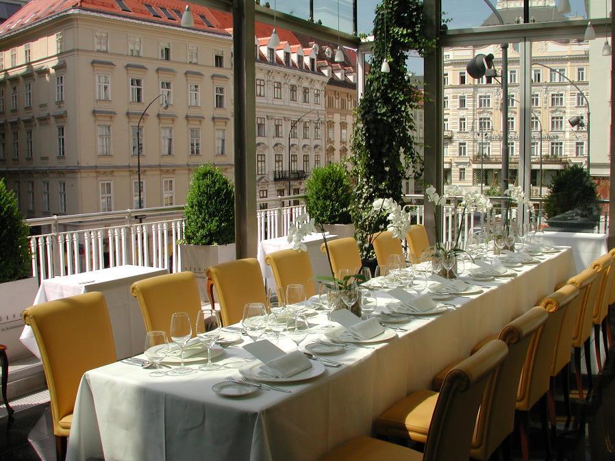 5 Winter Garden The winter garden is located on the first floor and offers an amazing view over the historic square Neuer Markt and the famous fountain of Raphael Donner.