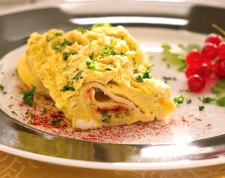 Eggs Cordon Bleu 1 slice low sodium turkey ⅛ tsp. smoked paprika ¼ tsp. fresh Italian parsley 2 tbsp. shredded low-moisture, part-skim mozzarella cheese 3 whole eggs ¼ cup egg whites 1 tbsp.