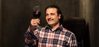 RESIDENT WINEMAKER FERNANDO OTTAVIANI Fernando was born and raised in Maipú, cradle of mendocinean wine. A childhood surrounded by vines and nature was key to develop his interest for viniculture.