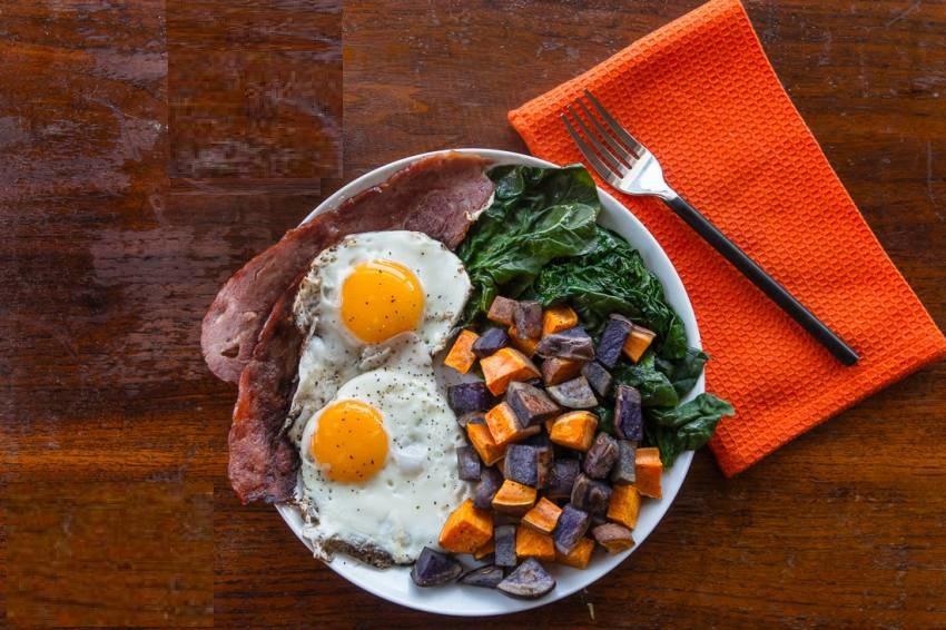 EGGS, BACON, SPINACH & ROASTED POTATOES 75 g sweet potato 1) Set oven to 420F. 75 g red fingerling potato 2) Chop potatoes into pieces. Olive oil spray Spray with olive oil.