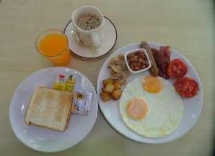 завтрак 2 яйца, бекон, картофельный браун, тост, кофе или чай,