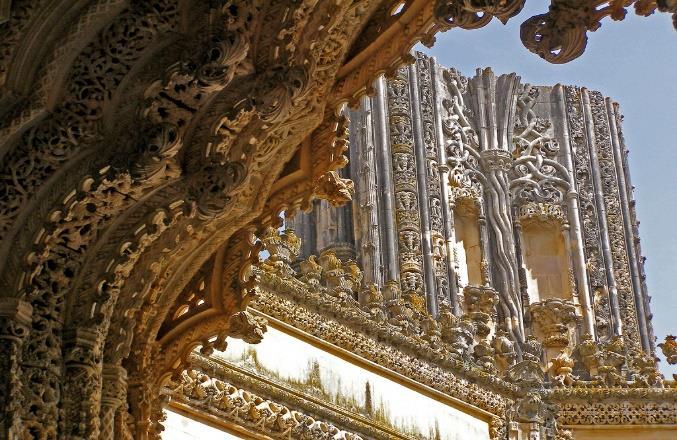 We will head for the city of Batalha for a visit of the Monastery, symbol of the victory of the Portuguese army over Spanish troops in the year of 1385 and built in honour of the Virgin Mary, to