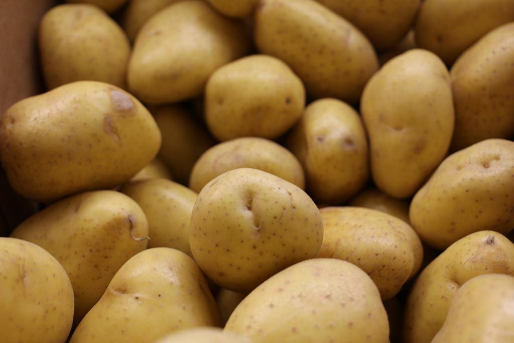 POTASSIUM One medium potato with skin provides 620 milligrams or 18% of the recommended daily value (DV) of potassium per serving and is c onsidered one of the best foods with potassium.