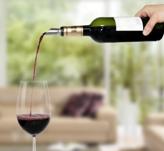 3. Hold the wine opener and bottle firmly. Press and hold the pull button ( ). The corkscrew spiral will turn in a clockwise direction and enter the cork, then gradually remove it from the bottle.