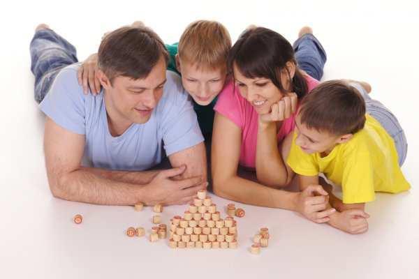 Slika 4. Zajednička igra roditelja i djece (http://savjetnica.com) Kod razvijanja zaštitnih faktora važnu ulogu ima slobodno vrijeme.