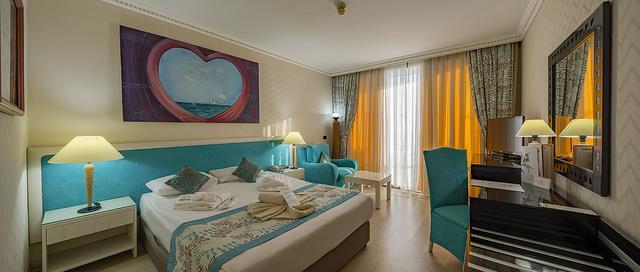 ROOMS STANDARD ROOM 1 Direct/partially sea or land view 22 m2 230 rooms.