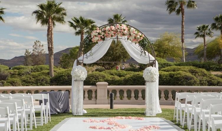 guests) Siena Villa Lawn (Accommodates up to 300 guests) Site Fee: Includes ceremony set up, clean up, and up to 2 hours