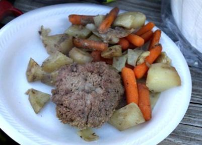 Hobo Dinner Slow Cooker Packet Ground Beef Salt & Pepper Onion Potatoes Baby Carrots Worcestershire Sauce (optional) Aluminum Foil Directions: 1.