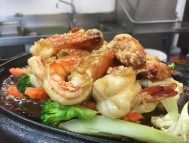62. Black Knight $24.90 Stir-fried beef with black pepper and vegetables in a smooth gravy sauce. 63. Garlic Prawns on Hot Plate $32.