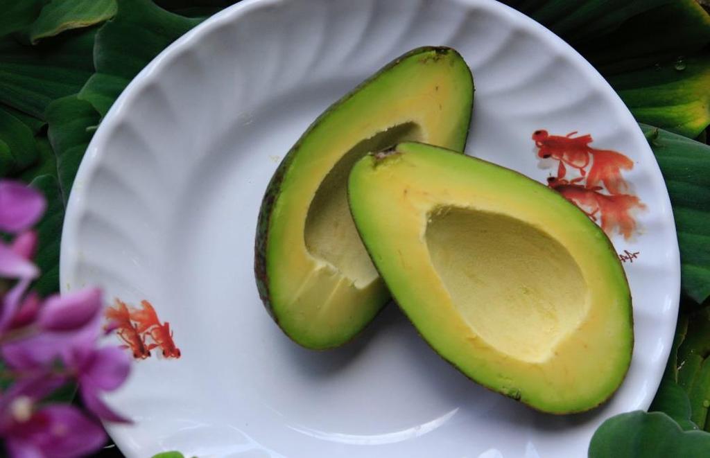 Avocado Oil/ Avocado Per 1 tablespoon (tbsp) serving: 124 calories, 0g net carbs, 0g protein, 14g fat Benefits: This is a good source of heart-healthy