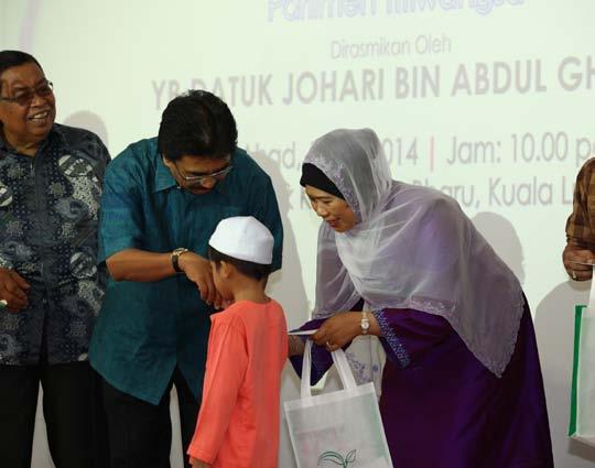 Datuk Johari Abdul Ghani dan Dato Noorizah Hj Abd Hamid memberi duit kepada kanak- kanak yang terlibat Kira-kira 50 kanak-kanak yang berumur di antara 5 hingga 12 tahun telah dipilih untuk majlis