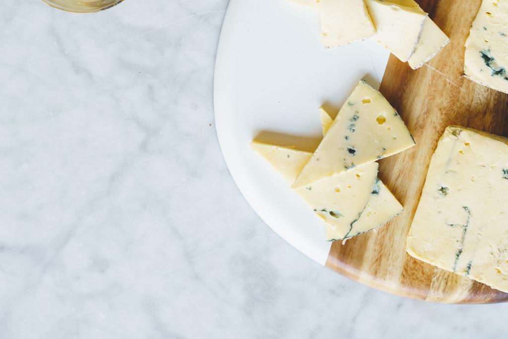 Storing For optimal flavor and freshness, correct storage is essential. Purchase cheese in quantities you can consume within a week and follow advised expiration dates.