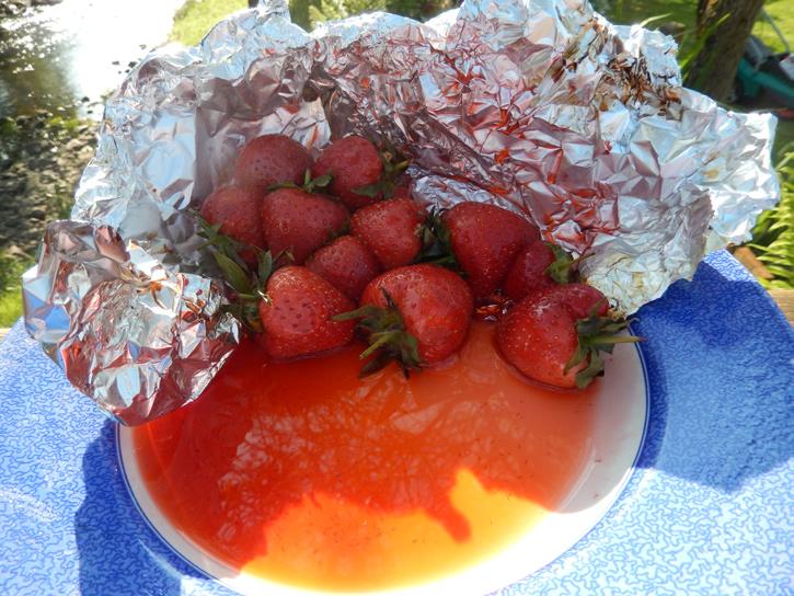 SWEET STRAWBERRIES 500g Strawberries 1 Lemon zest & juice * 1 tsp Agave * 1 large Piece foil 1. Mix the * ingredients. 2.