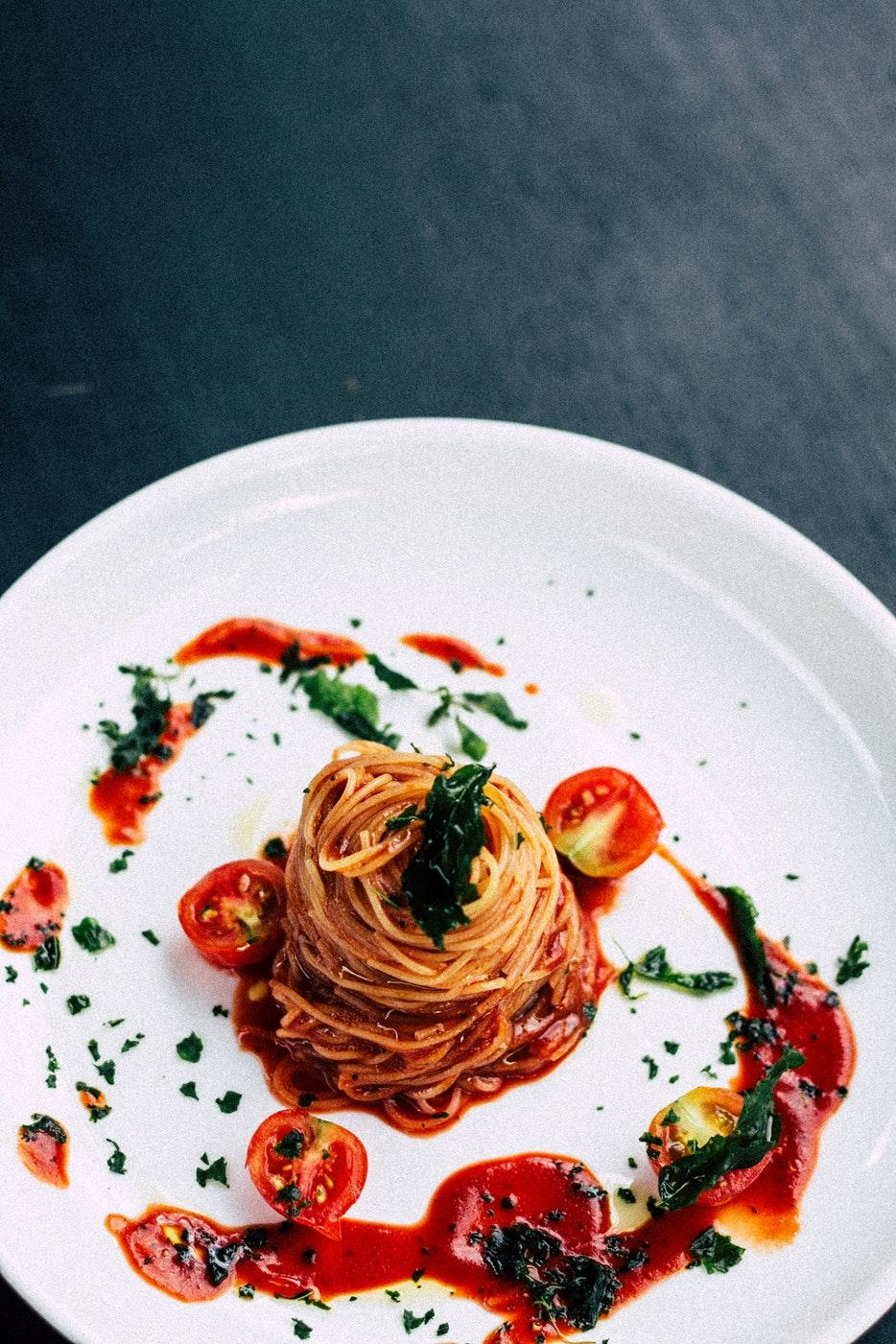 Pasta Favorites & Kids Menu Ÿ Spaghetti $9.99 Kids $6.99 with Meatballs, Bolognese Sauce, Italian Sausage, or Mushrooms Spaghetti $8.99 Kids $5.99 with Marinara Sauce Ÿ Fettuccine Alfredo $11.