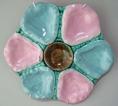 111 GEORGE JONES style oyster plate with alternate pale blue and pink wells and