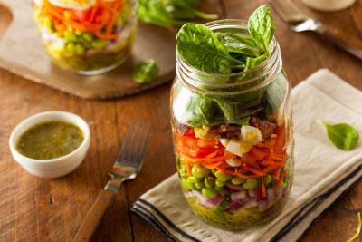 Egg & Ham in a Jar Serves: 1 25g Sliced Ham, torn into pieces 1 Hard Boiled Egg, roughly chopped ¼ Red Onion, diced 1 tbsp Pesto 15g Carrot, grated ½ Pepper, diced 3 tbsp Frozen Peas,