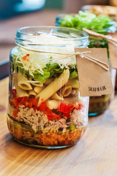 Tuna & Pasta Jar Serves: 1 200g can Tuna in Brine, drained ½ Red Pepper, finely diced ½ medium Carrot, grated ¼ Red Onion, diced handful of Rocket Leaves 25g Cooked Pasta* handful of Iceberg Lettuce,