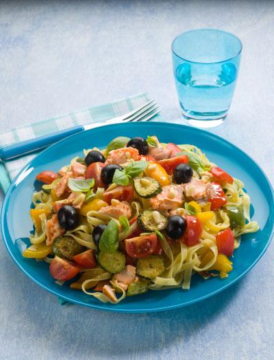 Salmon Pasta Packed Serves: 4 240g Cooked Salmon, in chunks 50g Pickled Gherkins, sliced 50g Pitted Black Olives 600g Cooked Pasta 8 Cherry Tomatoes, quartered 1 Yellow Pepper, chopped 200ml Half