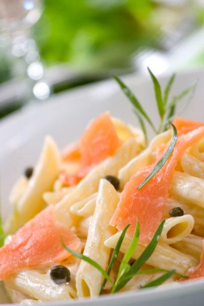 Salmon & Prawn Penne Salad Serves: 4 200g Penne Pasta* 200g Sugarsnap Peas 200g Asparagus, trimmed 400g Cooked Prawns 200g Smoked Salmon, torn 50g Rocket 28g Fresh Chives, chopped 4 tbsp Capers Salt
