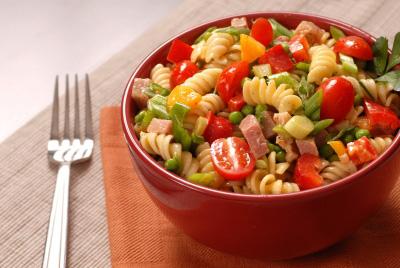 Very Easy Pasta Salad Serves: 1 85g driedpasta 3 tbsp Frozen Peas 1 smallpepper, finely chopped 2 Spring Onions, chopped 3 Cherry Tomatoes, halved 30g Cooked Ham, chopped Dressing 1 tbsp Natural