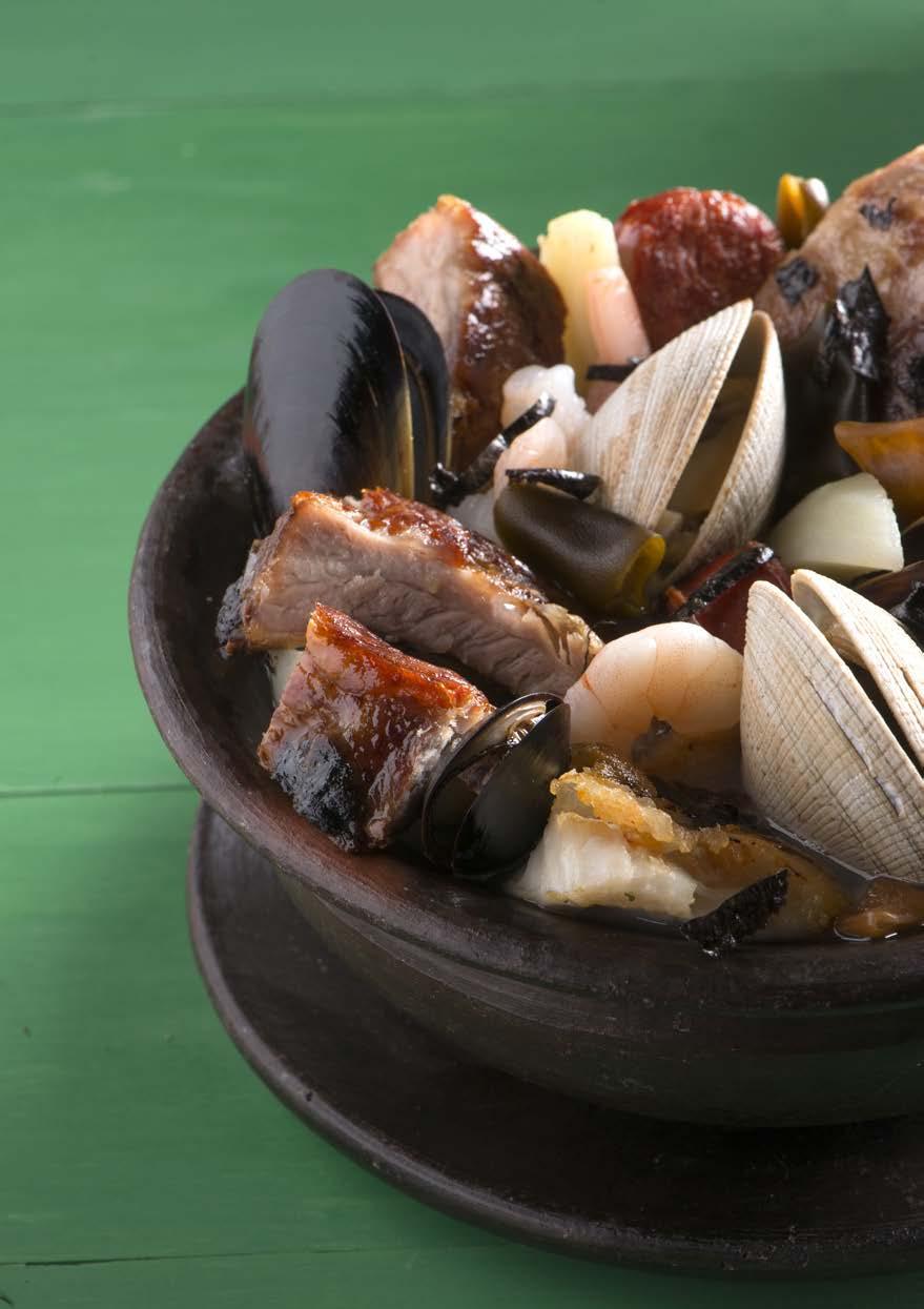 CURANTO (SEAFOOD STEW) IN A CLAY POT 2 kg of smoked pork ribs 2 pork front hocks 8 pigs ears 4 pork tongues 1 kg mussels 1 kg white fish fillets 3 kg fish heads 4 g nori 1 kg prawns 6 potatoes 1
